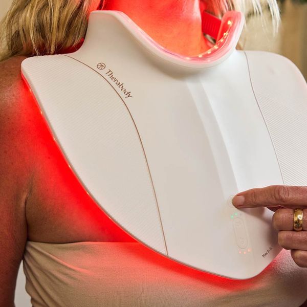 Therabody Neck & Chest LED - zaawansowana terapia światłem LED na szyję i dekolt