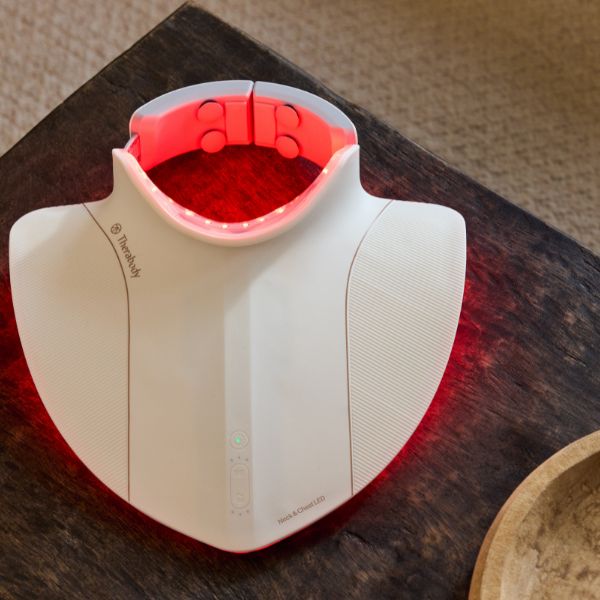 Therabody Neck & Chest LED - zaawansowana terapia światłem LED na szyję i dekolt
