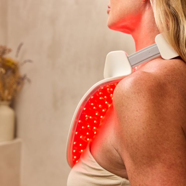 Therabody Neck & Chest LED - zaawansowana terapia światłem LED na szyję i dekolt
